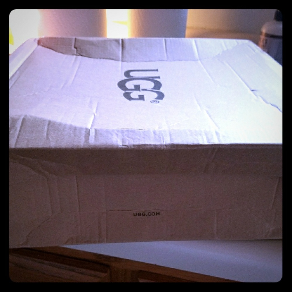 New in box pink uggs with bow